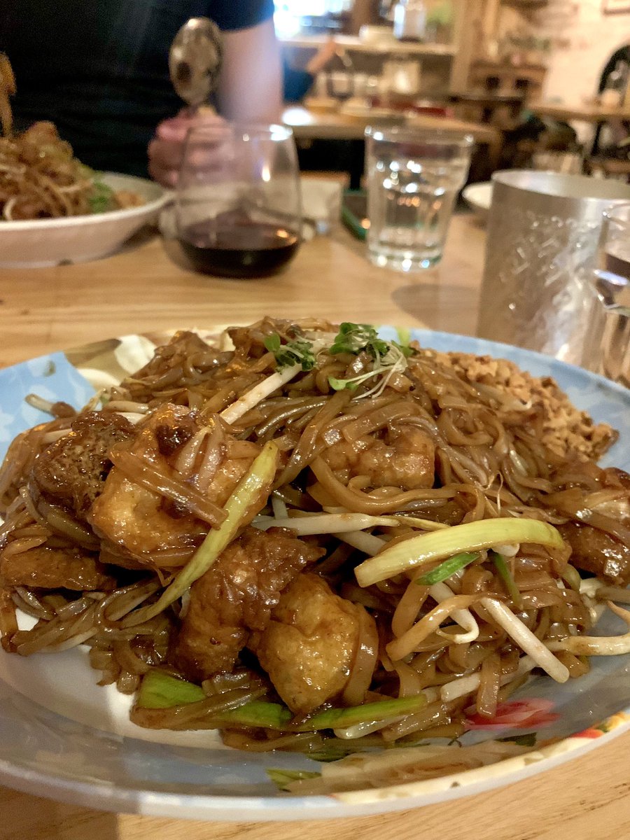 junenotmary's tweet photo. I could eat vegan pad thai all day, everyday! 😂🤤🌱 https://t.co/2A7et0jazE