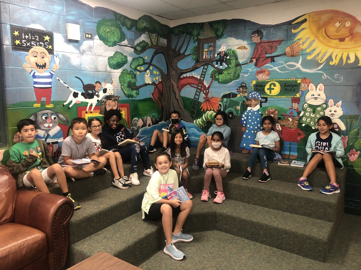 ForestView4th's tweet photo. Our first book 📚 check out was a blast!  #books #read @CCSD59 @D59ForestView https://t.co/8bXOGFtxtH
