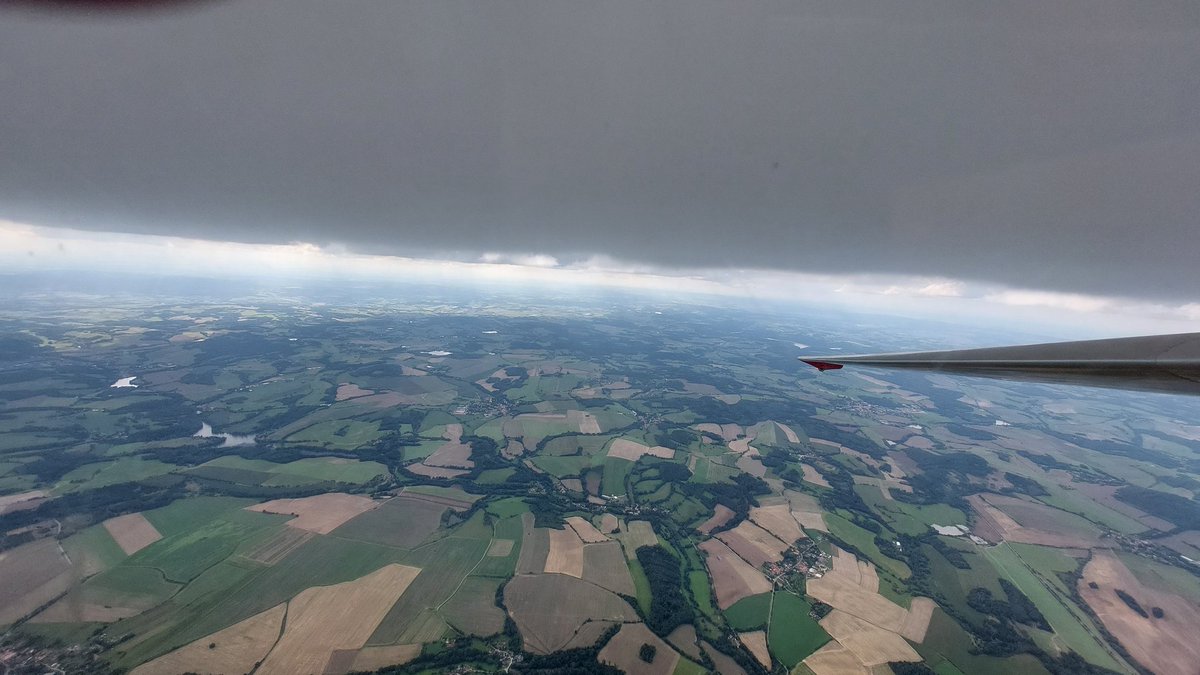 voborsky's tweet photo. Nechtělo se nám vyndavat z hlubin hangáru Vosu, tak jsem si vzal Blaníka L-13. Dlouho jsem s nim neletěl, tak mi to uvnitř přišlo velké jak v officu.
#LKBE https://t.co/CDFxTSa4Yp