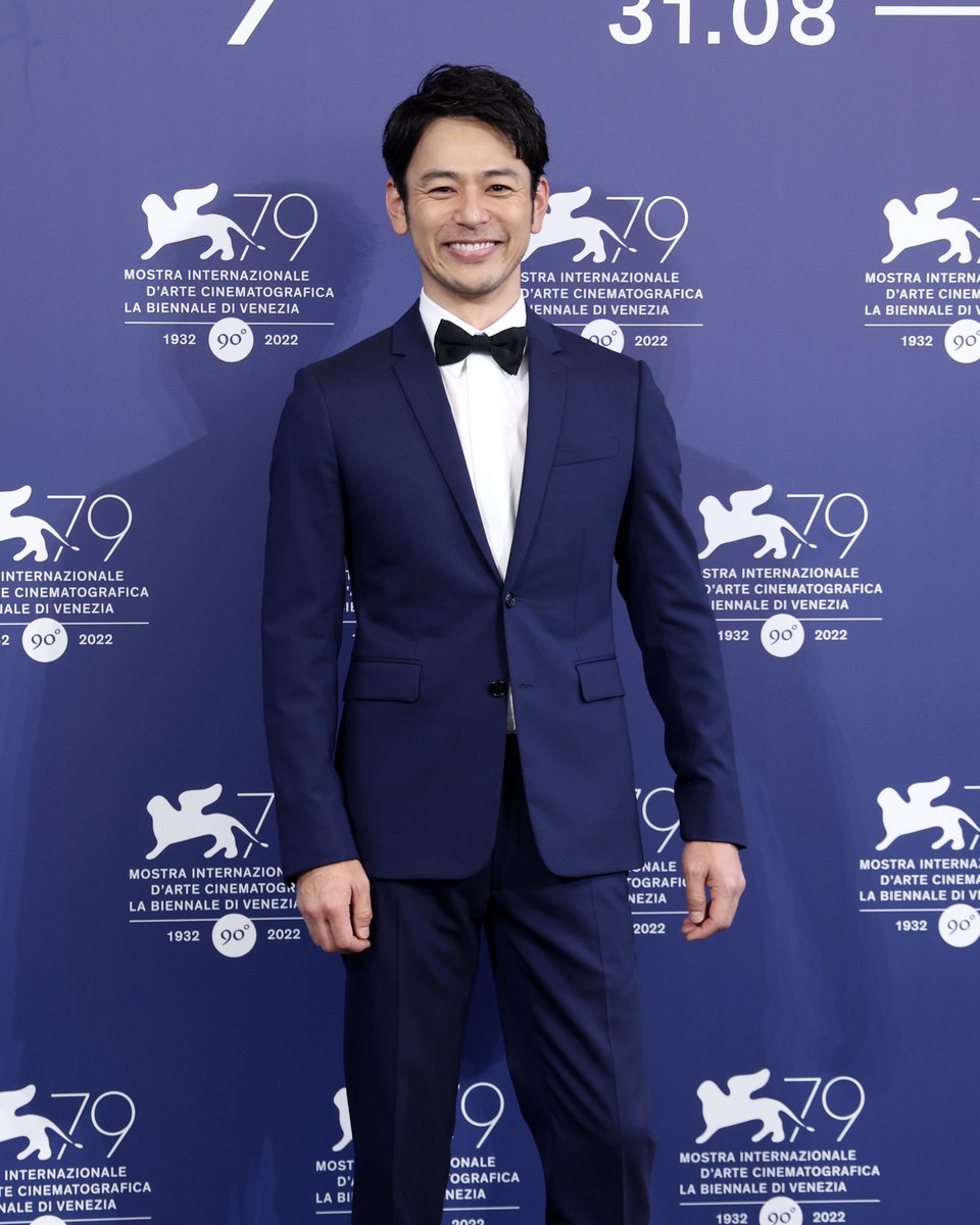 Dior's tweet photo. Actors Satoshi Tsumabuki and Iker Solano were dressed by Kim Jones for the 79th Venice Film Festival. Opting for classic elegance, Tsumabuki wore a navy suit, while Solano went casual in a golden silk short-sleeve t-shirt with Dior embroidery.
#BiennaleCinema2022 #StarsinDior https://t.co/5kFgIqKQap