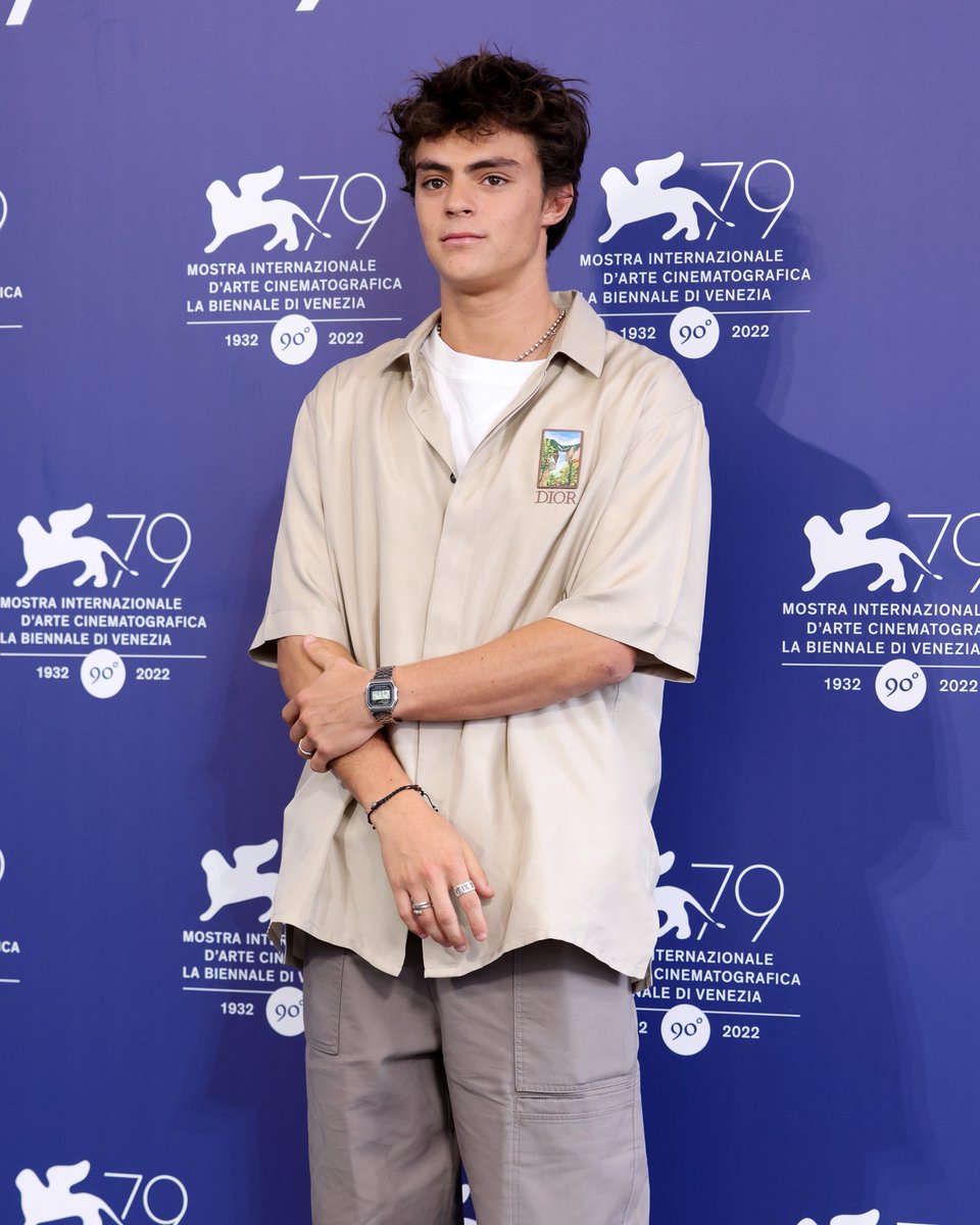 Dior's tweet photo. Actors Satoshi Tsumabuki and Iker Solano were dressed by Kim Jones for the 79th Venice Film Festival. Opting for classic elegance, Tsumabuki wore a navy suit, while Solano went casual in a golden silk short-sleeve t-shirt with Dior embroidery.
#BiennaleCinema2022 #StarsinDior https://t.co/5kFgIqKQap