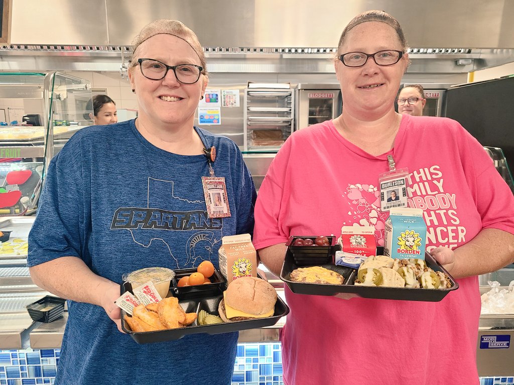 BurlesonCNS's tweet photo. Burgers &amp; Build your own Nachos are always a great lunch @KMSCougars. Thanks Miss Paula &amp; team for feeding our Cougars 💙🍔🍟🍇🍐🍴🥛 https://t.co/Vex4tgATNE