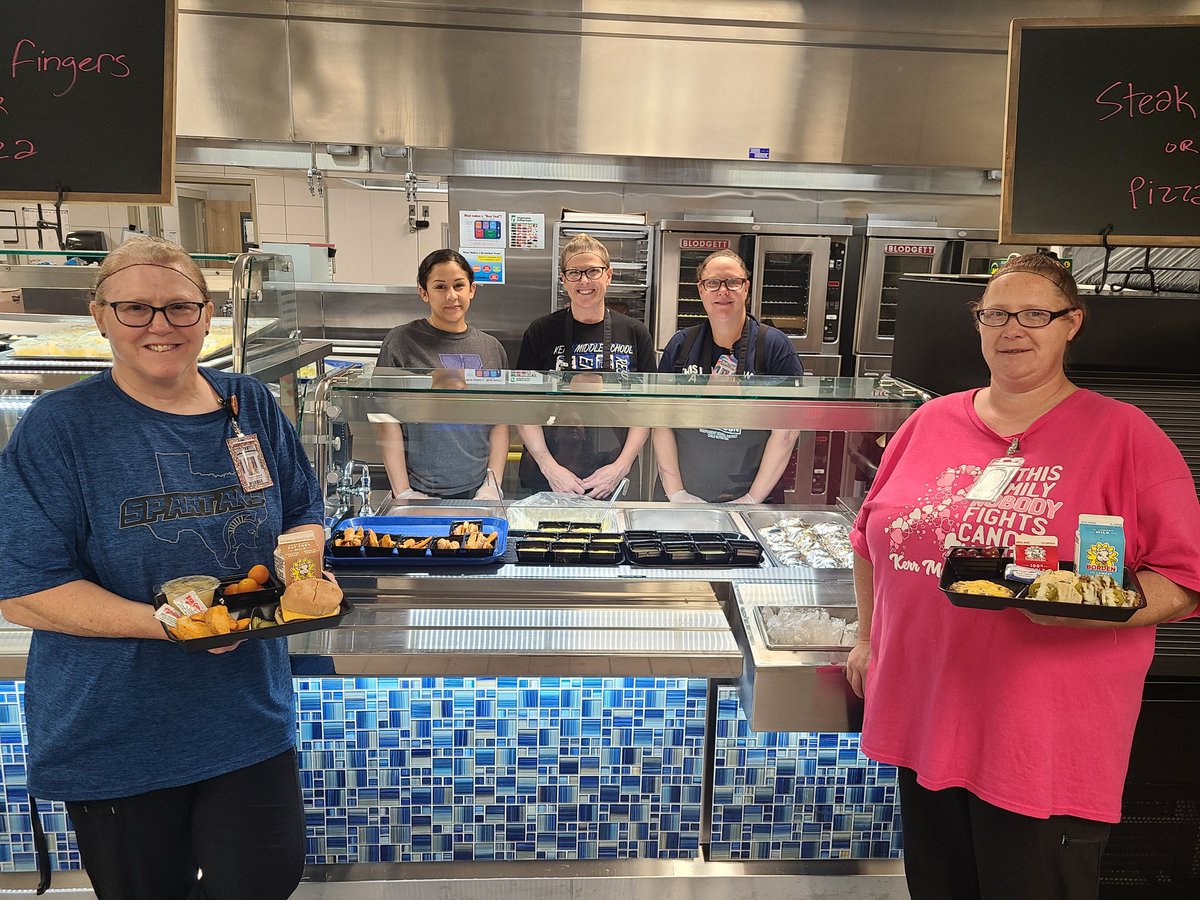 BurlesonCNS's tweet photo. Burgers &amp; Build your own Nachos are always a great lunch @KMSCougars. Thanks Miss Paula &amp; team for feeding our Cougars 💙🍔🍟🍇🍐🍴🥛 https://t.co/Vex4tgATNE