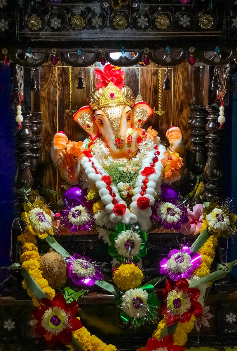 im_parag21's tweet photo. वक्रतुण्ड महाकाय सूर्यकोटि समप्रभ।
निर्विघ्नं कुरु मे देव सर्वकार्येषु सर्वदा॥🙏🏻✨

गणपती बाप्पा मोरया🙏🏻🌺
#GaneshChaturthi #Chavath https://t.co/jq6OoKypDn