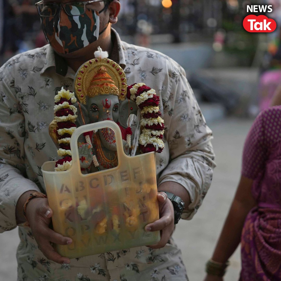 newstakofficial's tweet photo. गणपति बप्पा मोरेया, अगले बरस तू जल्दी आ... 

भारत के अलग-अलग हिस्सों से आईं गणपति विसर्जन की तस्वीरें, भक्ति में सराबोर दिखे बप्पा के दीवाने।
#GanpatiBappaMorya #GaneshUtsav #NewsTakPhotos | @sheltemilind https://t.co/xZLcUm7kOU