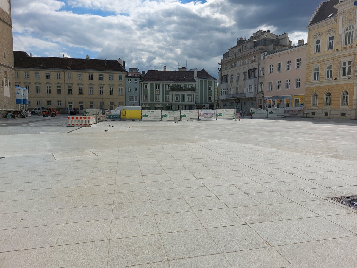 Neugestaltung #Domplatz in St. #Pölten im Sommer 2022: kein Baum, nichts Grünes, kein Wasser, kein gar nix!😬 Schon mal was gehört von #Klimawandel, #Flächenverbrauch und #Überhitzung???
#Klimawandelanpassung #Naturebasedsolutions #Entsiegelung statt #Versiegelung