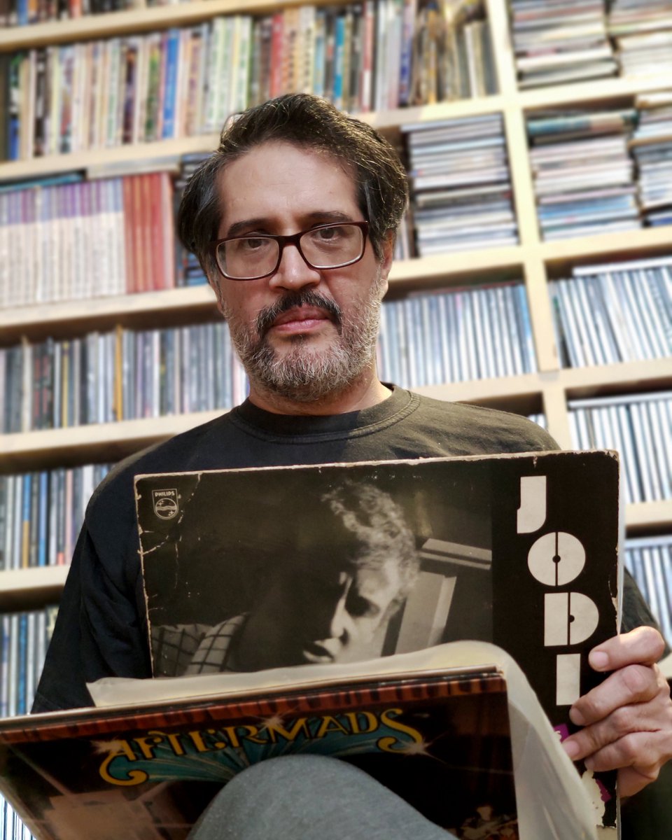Fotociclo's tweet photo. "¡Tengo un tema!" 🤘

🎶 Así se titula el nuevo libro del periodista Sergio Ferreira. Después de 20 años recopilando testimonios, consiguiendo recortes de periódicos, afiches y fotografías, sintetizó en esta obra los principales momentos del rock nacional. https://t.co/uoiZIDLrQ5
