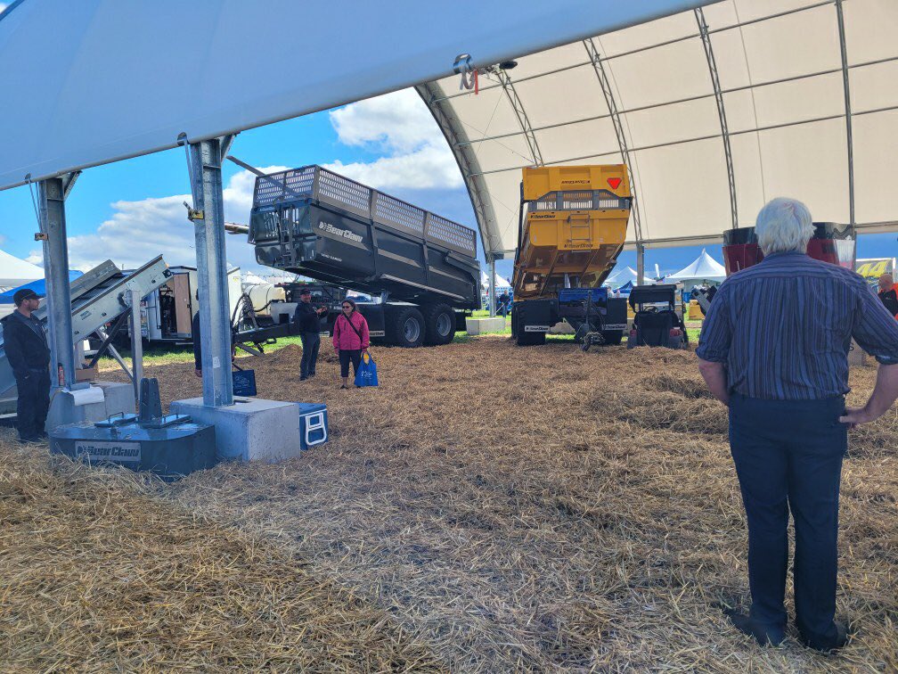 Trevorsutcliff1's tweet photo. Well, a few inches of rain won’t stop us, not when you have your own straw shredder on site 💪👍 #ExpoChamps #bearclawequipment https://t.co/INCac7O7z7