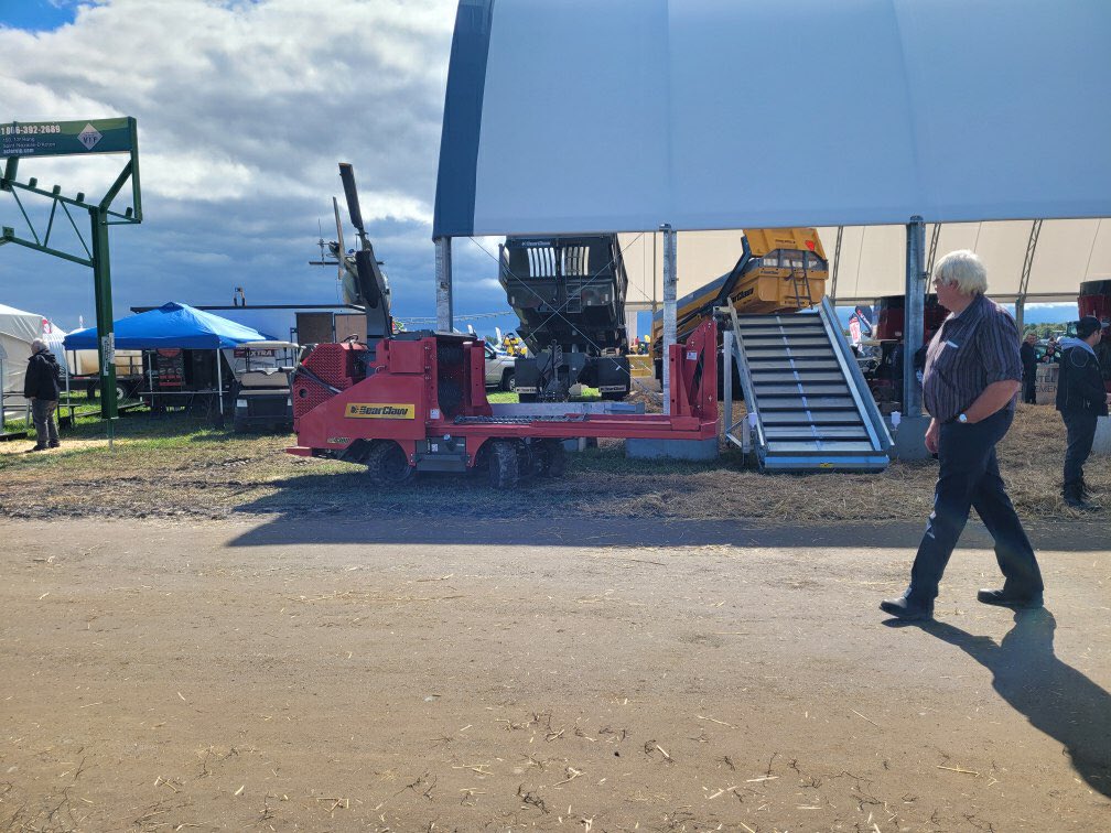 Trevorsutcliff1's tweet photo. Well, a few inches of rain won’t stop us, not when you have your own straw shredder on site 💪👍 #ExpoChamps #bearclawequipment https://t.co/INCac7O7z7