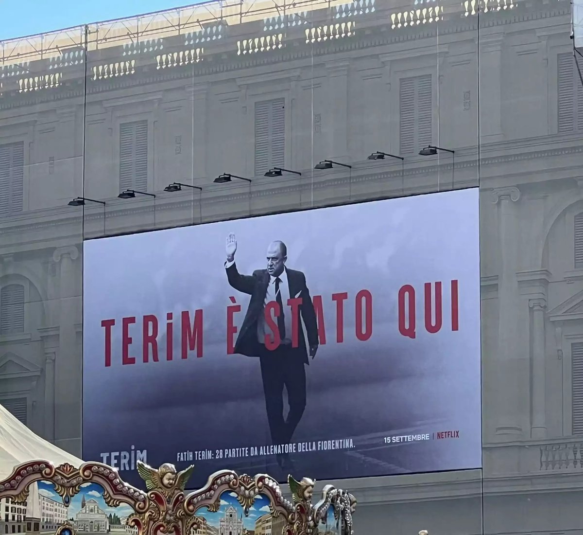 pusholder's tweet photo. Netflix, İtalya caddelerine ‘Terim buradaydı’ yazan dev bir afiş asarak Fatih Terim belgeselini duyurdu. https://t.co/5cdkCG1WQw