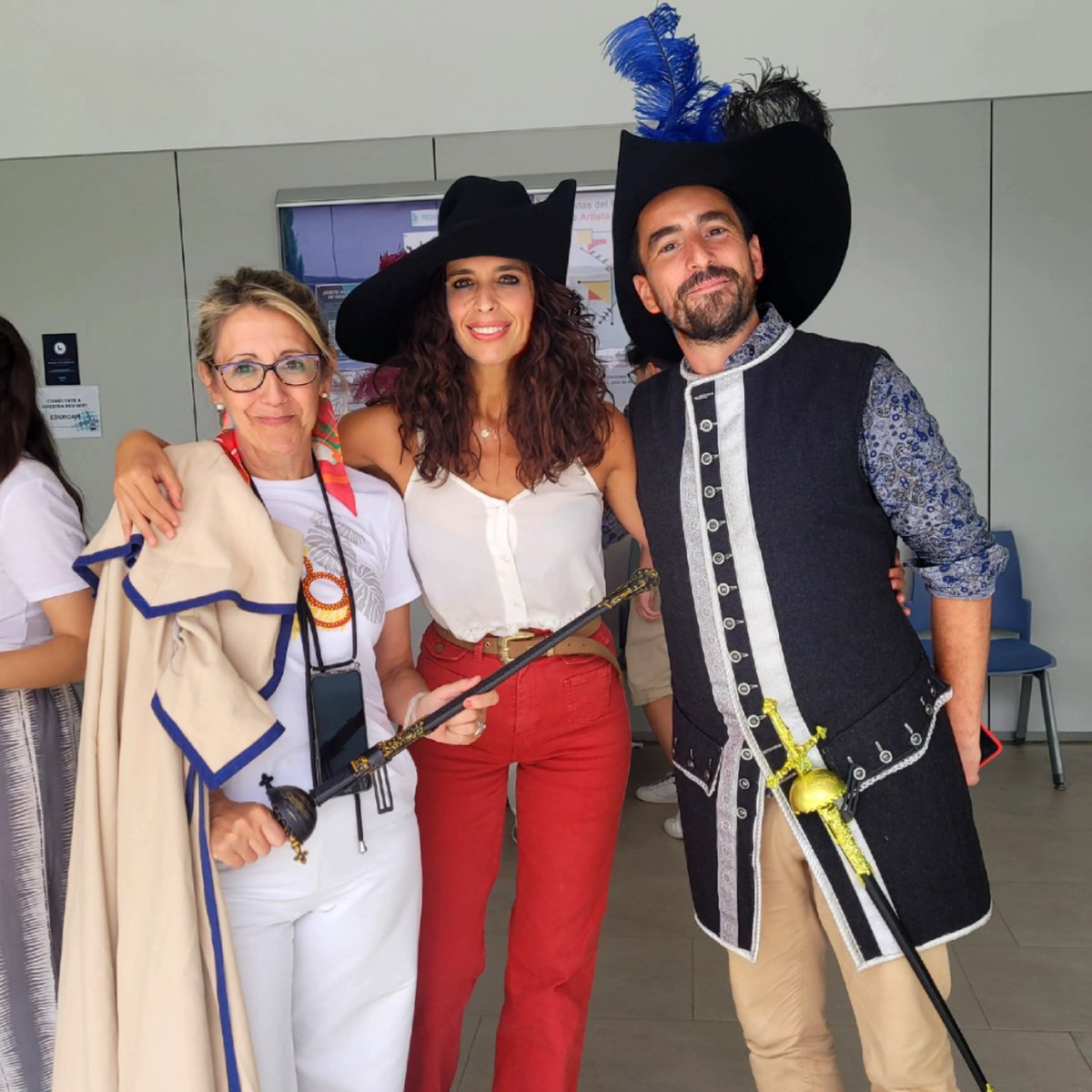 lmarquezbencano's tweet photo. El teatro llega donde no llegan otro tipo de caricias" (J.A.V.). Admiración total a @loyolate, equipo formado por profesores, personal y alumnado galardonado con grandes premios, aunque su mejor trofeo es poner el amor sobre las tablas ¡Que se abra el talón! #nuevocurso https://t.co/m5OwbJ8Si1