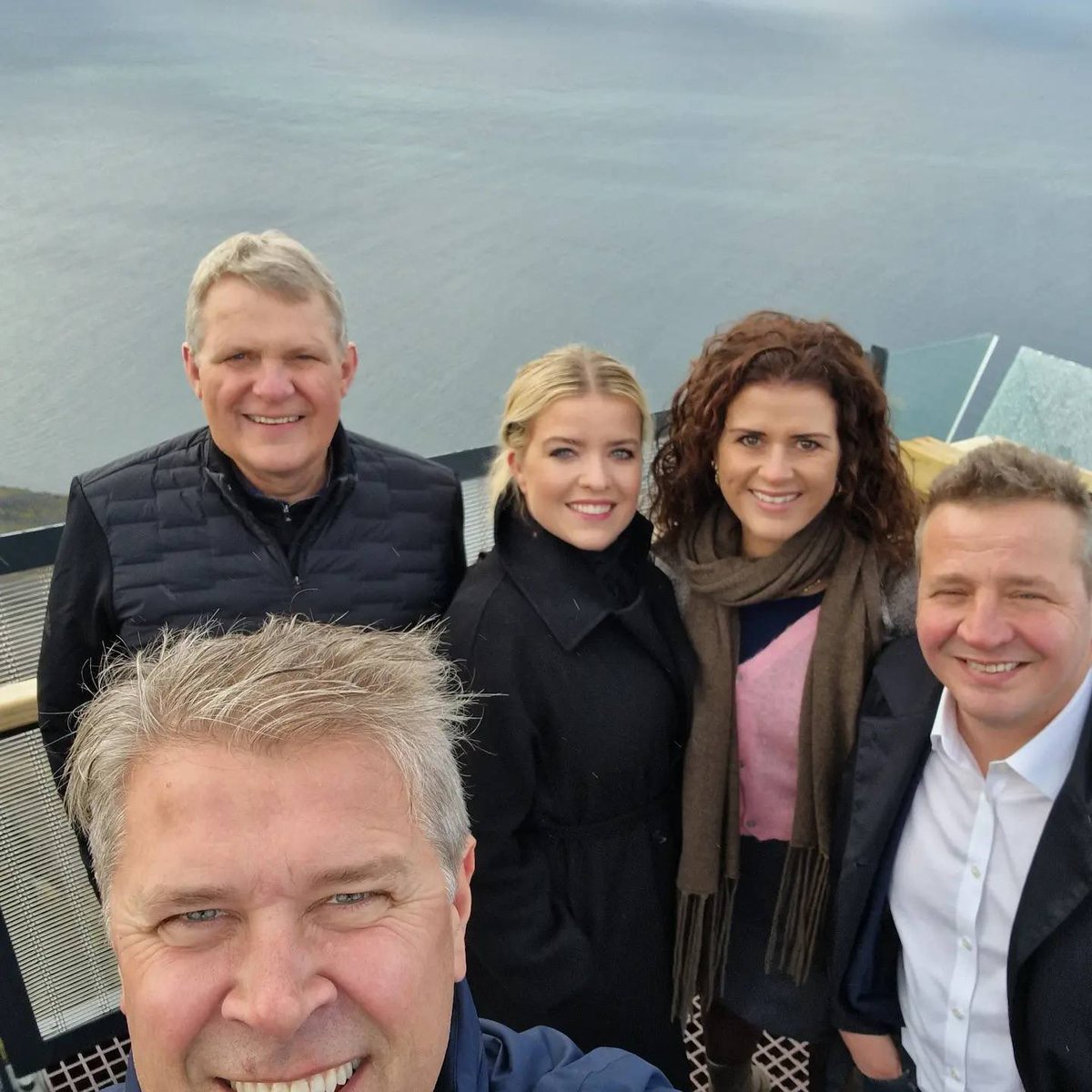 Bjarni_Ben's tweet photo. Ráðherrar Sjálfstæðisflokksins á mynd - og önnur bakvið tjöldin. 

Frábær dagur á Vestfjörðum og nýr útsýnispallur á Bolafjalli algjörlega stórbrotinn staður að heimsækja. https://t.co/MjXCBodi2R