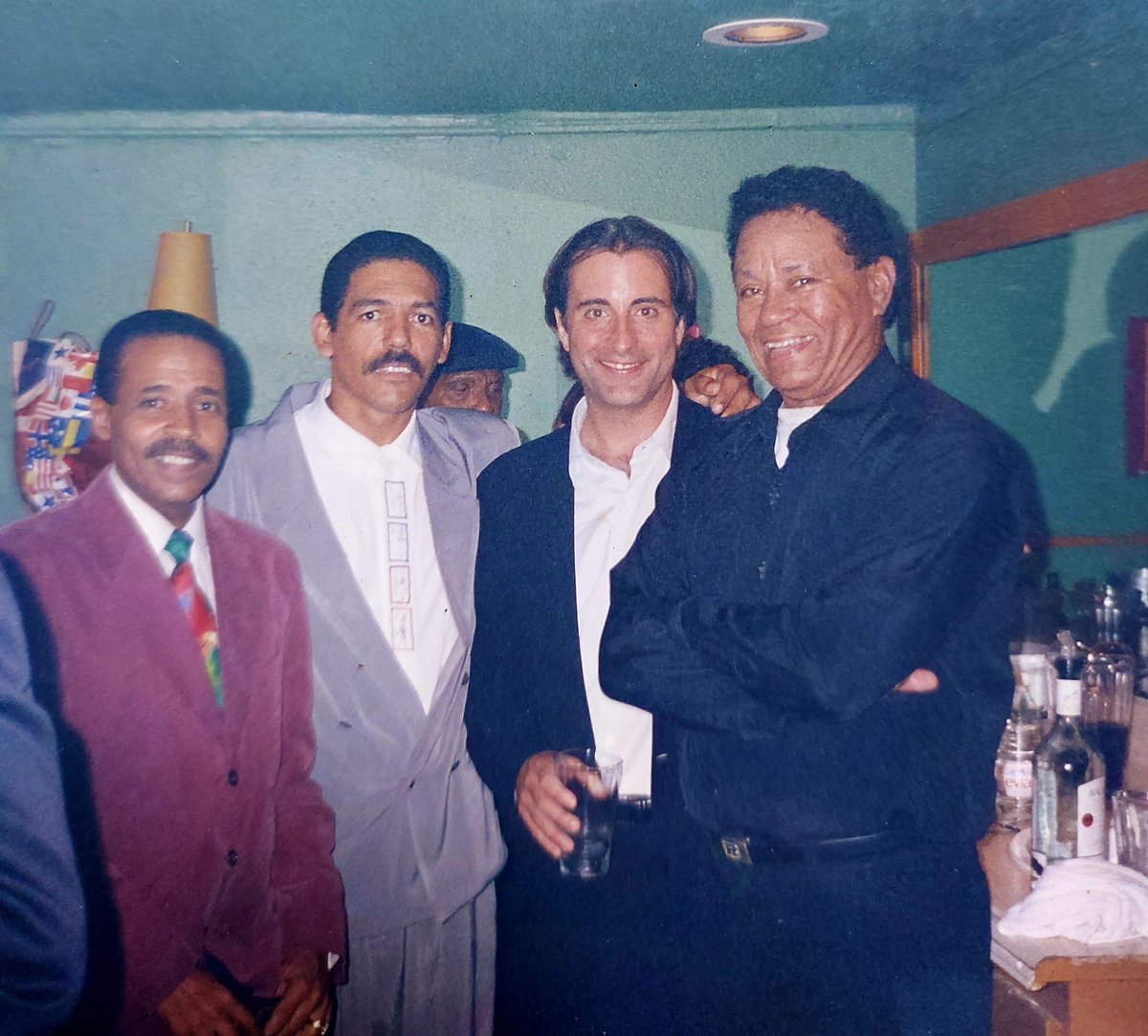 MasGodinez's tweet photo. #Cubanismo 1999 #CantantesCubanos #AndyGarcia #FernandoFerrer #RoloMartines #CarlosGodinezJr #MusicaCubana #CubaesMusica #JesusPeregrino126 #Habana #SonCubano https://t.co/y6K3gOoVIt