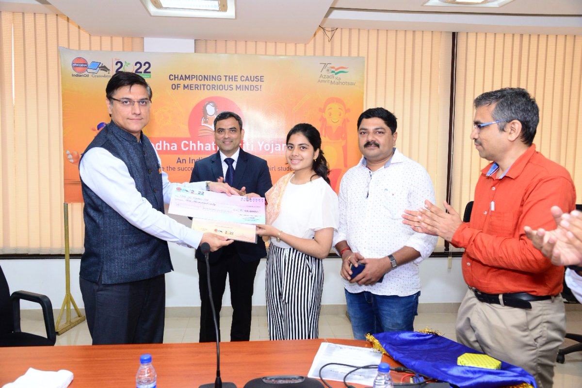 Championing the cause of meritorious minds - Ms Arpita like many other was awarded Cheque and Certificate under the ageis of #IndianOil Medha Chhatravriti Yojana on the occasion of #63rdIndianOilDay <a href="/AkhauriEd/">Amitabh Akhauri, ED(Retail Sales - S&W), IndianOil</a> <a href="/LIndianoil/">pramodh</a> <a href="/tpalanikumarioc/">T Palanikumar</a> <a href="/DirMktg_iocl/">Director (Marketing), IndianOil</a> <a href="/karnataka_ioc/">IOCL Karnataka</a> <a href="/IndianOilcl/">Indian Oil Corp Ltd</a>