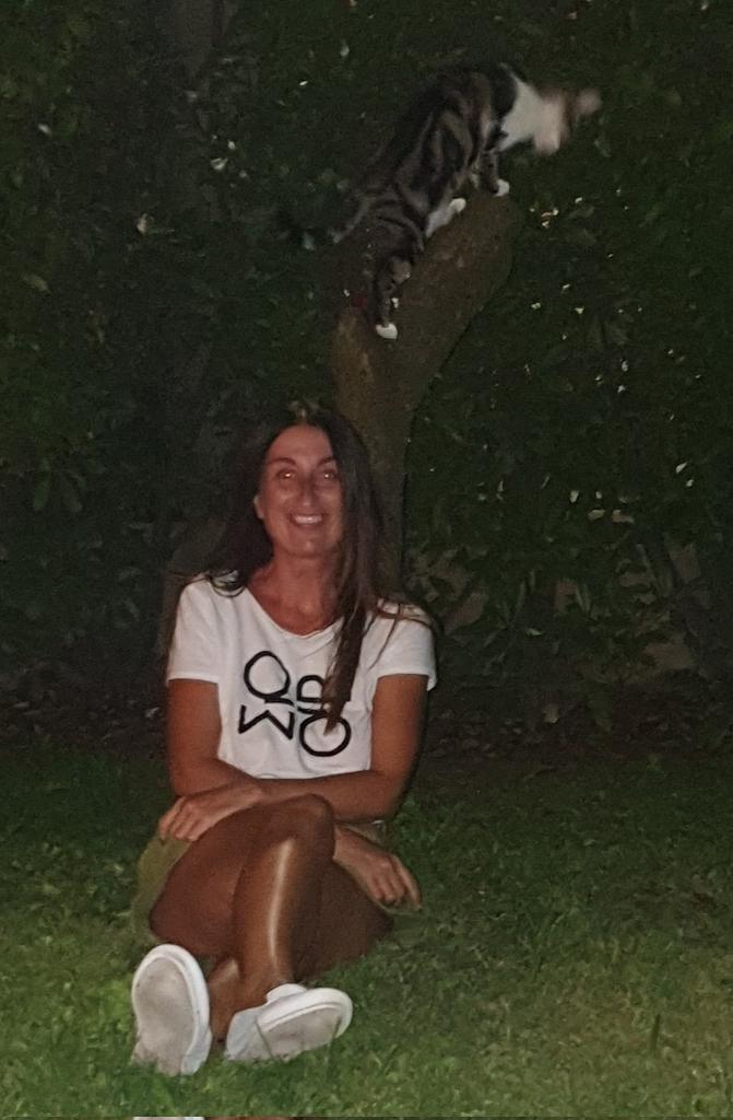 LaIsaRinaldi's tweet photo. Alla fine il pesco non ce l'ha fatta , complice anche Duilio La Talpa che ha scavato e distrutto le radici. Però le gatte si divertono sul tronco rimaston, e io spero ancora fermamente che come #Groot , germogli ancora. #IoSonoGroot https://t.co/tKmQO8sC4G