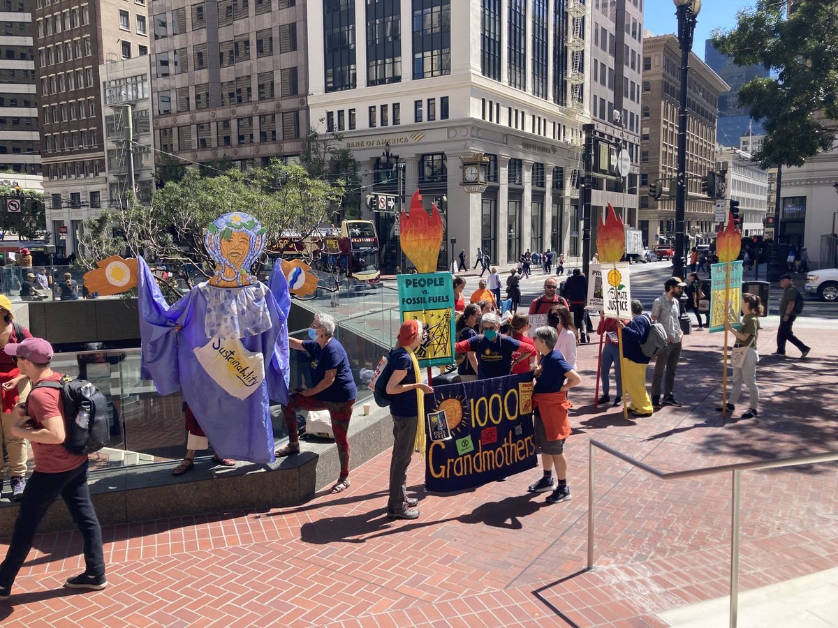 FightFossils's tweet photo. HAPPENING NOW: Bay Area climate activists are rallying outside of @SenFeinstein @SpeakerPelosi office to demand they do all they can to STOP Manchin and Schumer’s dirty deal that would fast track MVP and other fossil fuel projects! 🔥#StopTheDirtyDeal https://t.co/lVFudQGRzg