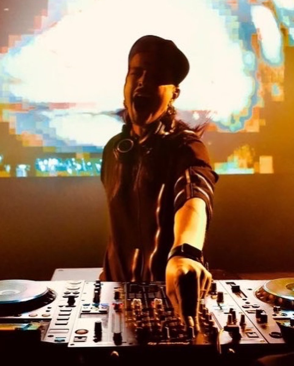 illGatesMusic's tweet photo. Aaa! I’m so excited! Can you believe I got to work with @Souleye and @Alanis? Pinch me!
Emergency Remix out tomorrow:
https://t.co/vHVjxuPexV
#souleye #alanis #alanismorissette #illgates #producerdojo #newreleases #rock #rap #hiphop #remix #housemusic #uaudio #ableton https://t.co/PeFXknDIqN