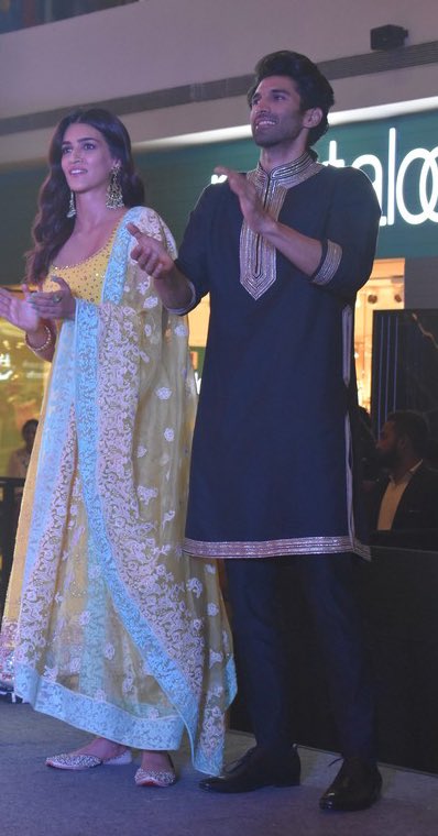 ishqxmubarak's tweet photo. #AdiRiti appreciation post 🫶🏼

#KritiSanon #AdityaRoyKapoor https://t.co/RcIC6bKRt5