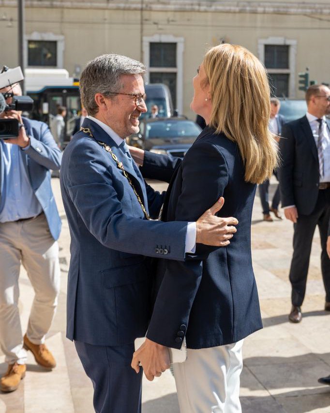 Moedas's tweet photo. Recebi hoje a @EP_President, Roberta Metsola, nos Paços do Concelho, a quem tive a honra de entregar as chaves da nossa cidade. Metsola é um exemplo de dedicação ao projeto europeu e um símbolo do combate pela liberdade e pela democracia nestes tempos difíceis que atravessamos. https://t.co/x7mVCLTkwp