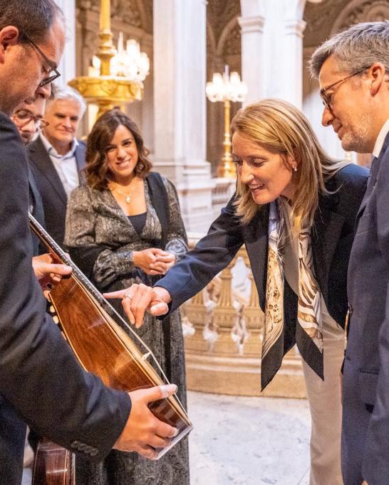 Moedas's tweet photo. Recebi hoje a @EP_President, Roberta Metsola, nos Paços do Concelho, a quem tive a honra de entregar as chaves da nossa cidade. Metsola é um exemplo de dedicação ao projeto europeu e um símbolo do combate pela liberdade e pela democracia nestes tempos difíceis que atravessamos. https://t.co/x7mVCLTkwp