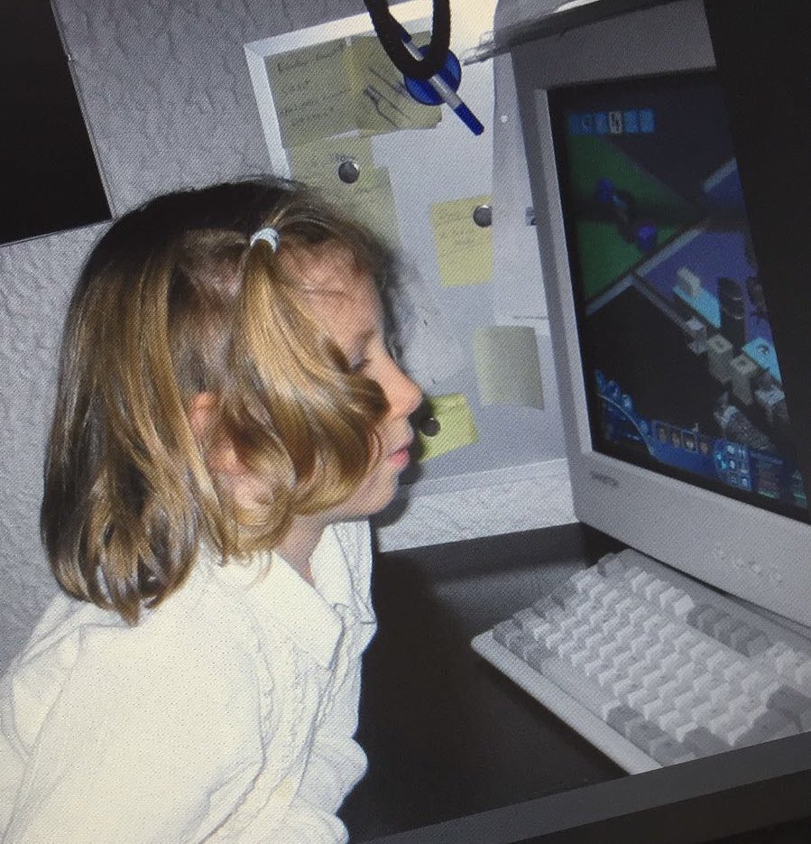 melsmangaworld's tweet photo. Ich gewinne den Preis für die komischste Frisur (Danke Mama😂) Sims 1 waren noch Zeiten! Wer ist auch #TeamSims ? War da schon immer aktiv🥳😂 https://t.co/MxHkVcehq9