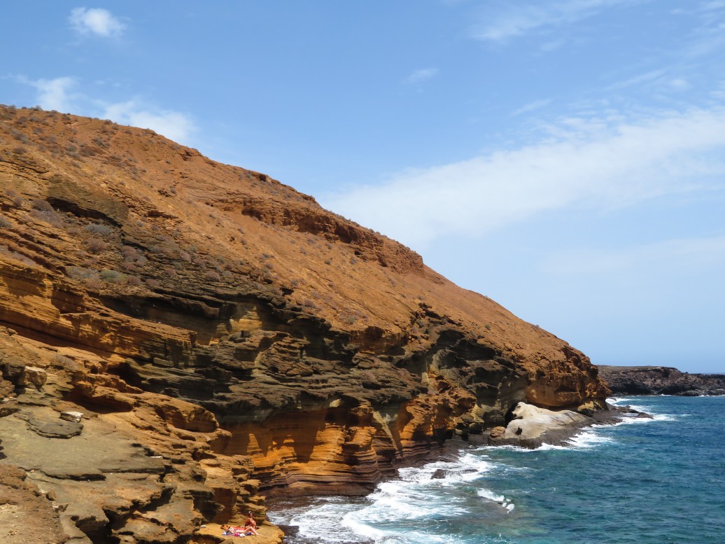 The stunning beach at Montaña Amarilla... Through erosion by the waves, a cross-section of the record of the hydrovolcanic eruption can be seen! <a href="/GeoTenerife/">GeoTenerife</a>

#Tenerife #volcanoes #Geology
