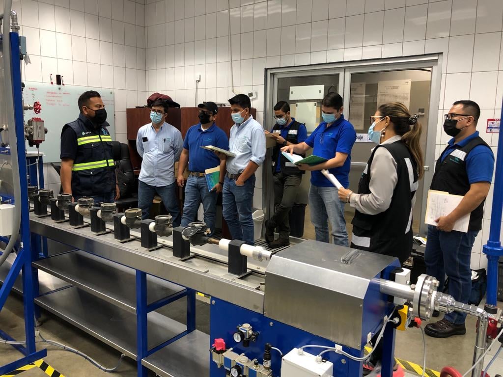 MANTENIMIENTO PREVENTIVO A BANCO IBPCal INSTALADO EN AGUAS DE SAN PEDRO, San Pedro Sula, Honduras.
La tarea incluye un curso de capacitación técnica al personal operativo y de mantenimiento. Hemos instalado 2 bancos gravimétricos y un volumétrico.