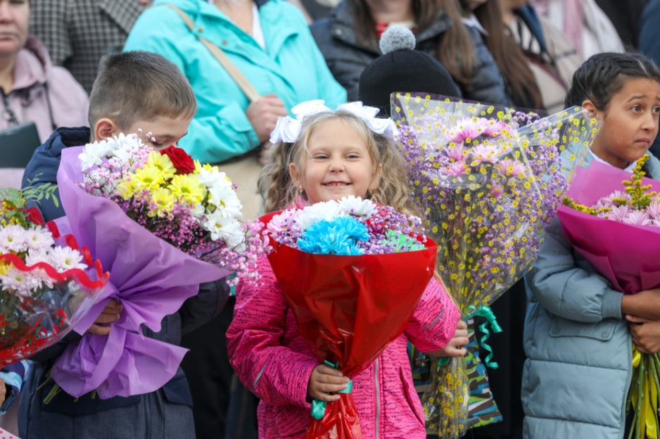 ПЕРВЫЙ ЗВОНОК В НОВОМ УЧЕБНОМ ГОДУ ПРОЗВЕНЕЛ БОЛЕЕ ЧЕМ 6 ТЫСЯЧ ШКОЛЬНИКОВ НАО
В 1 класс в НАО отправились 725 ребят, в целом в школы региона в этом году пришли 6 454 ребёнка. Торжественные линейки, посвящённые 1 сентября, прошли во всех общеобразовательных организациях НАО.
#НАО
