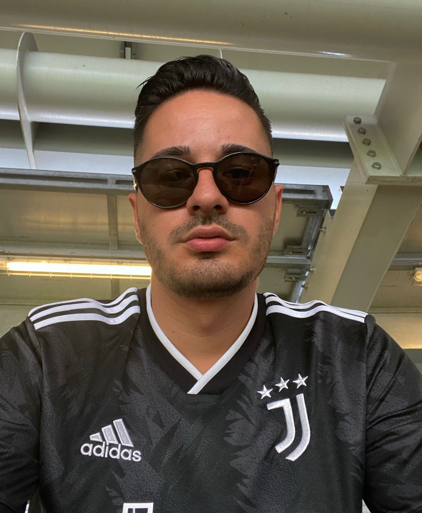 Frahovic's tweet photo. L’abbiamo tenuto nascosto fino ad ora. Ma il nuovo terzino sinistro della Juventus sono io! #FA16 https://t.co/mtIehkXjpg