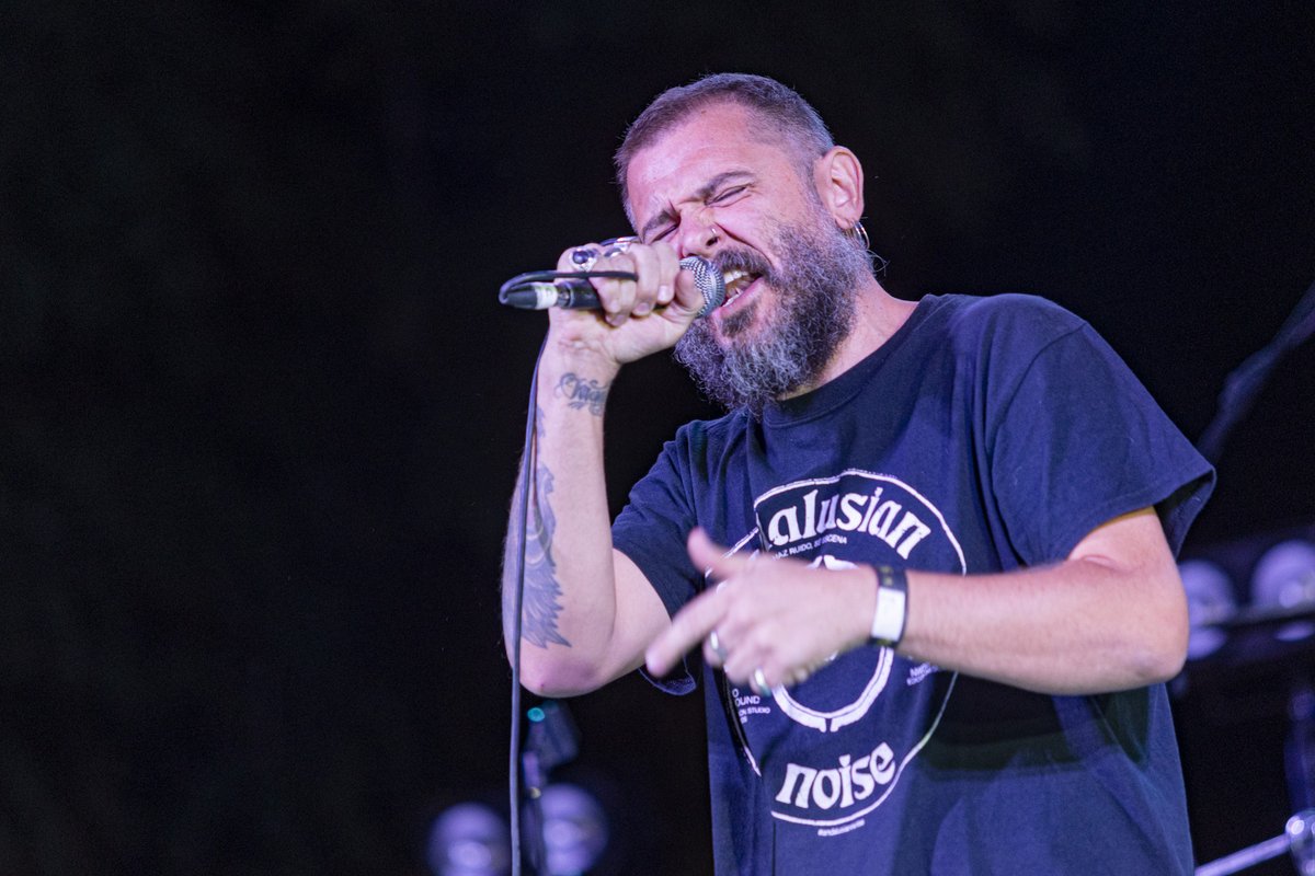 ElSierraFest's tweet photo. El sábado, la noche abría con los lobos aullando. 
Quien haya visto a @Delobos1 en directo sabe a lo que nos referimos.
Pero quien los hubiera visto antes, avisamos: lo de El Sierra fue irrepetible, con colaboraciones únicas para el momento serreño.

Auuuuuuuuu 🐺🐺🐺🐺 https://t.co/4pA5AhnYld