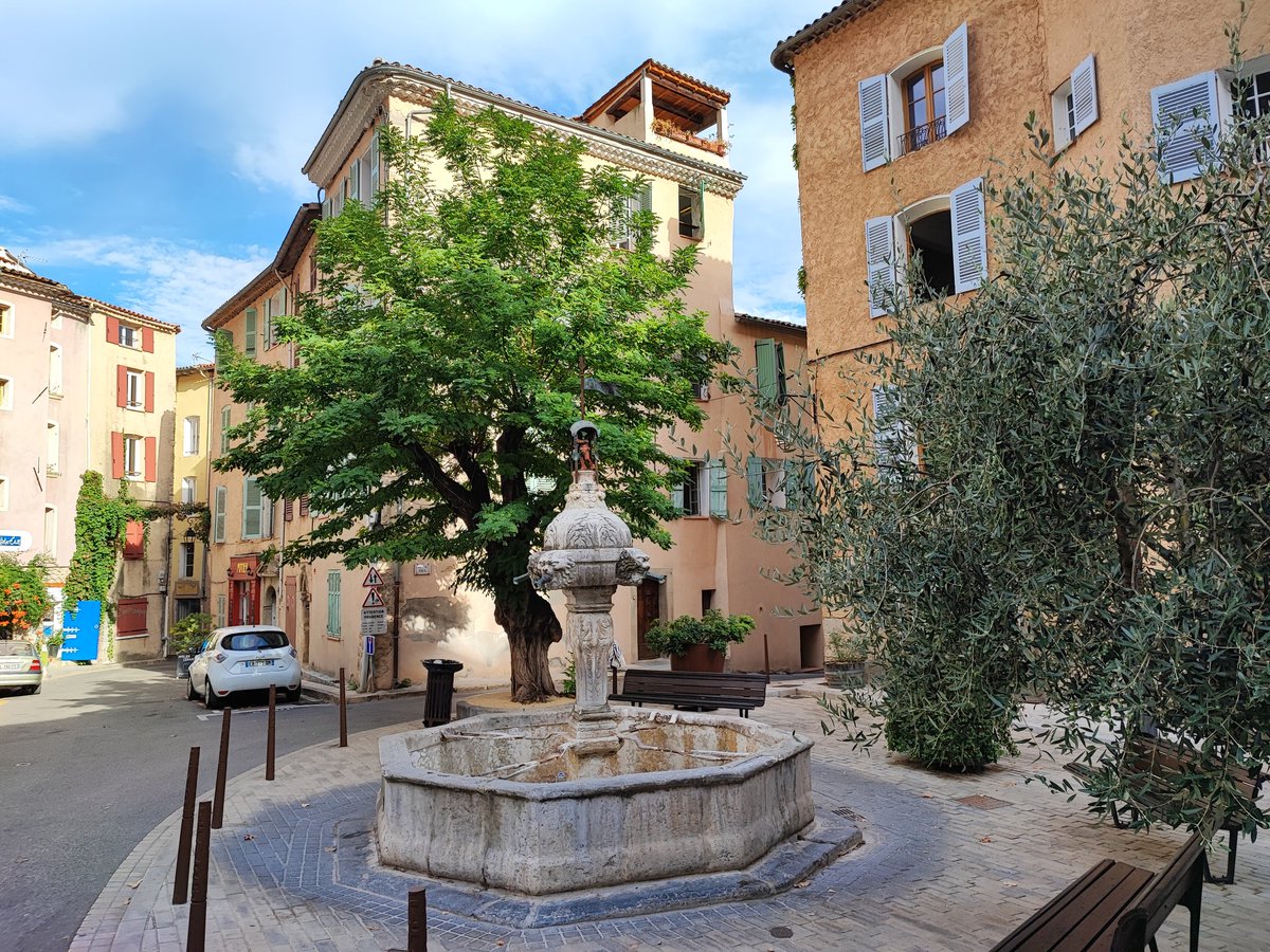 vadrouilleurs's tweet image. #Cotignac : LE magnifique village de caractère de la Provence Verte 👍
Installé au pied d'une falaise avec habitations troglodytes, ce village typiquement provençal nous a littéralement charmés 😍
#BaladeSympa #MagnifiqueFrance #FranceMagique #VisitVar #ProvenceVerteEtVerdon