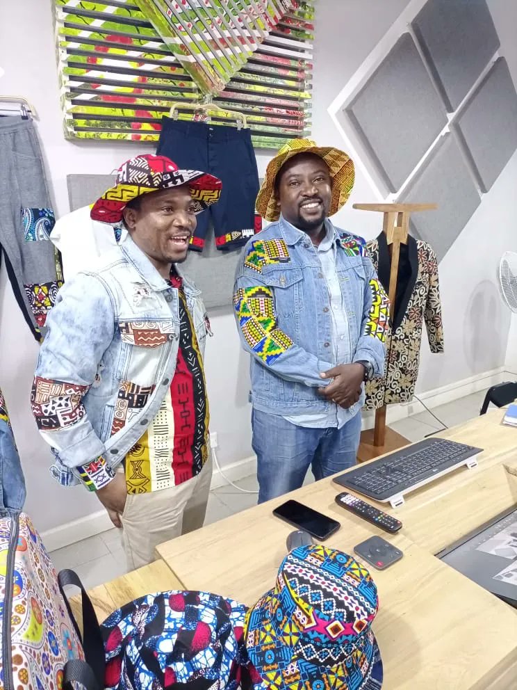 CLSscholarship's tweet photo. #CLSSwahili scholars learn about local business and entrepreneurship in Tanzania from local fashion designer, Amadeus Chewa. Amadeus shared how he got his start in the fashion industry and how his business hopes to support youth employment in Tanzania. #CLS22 #ExchangeOurWorld https://t.co/ncbDiyso3j