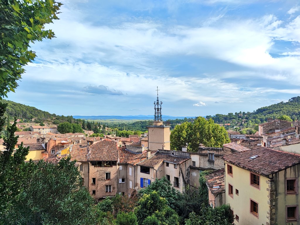 vadrouilleurs's tweet image. #Cotignac : LE magnifique village de caractère de la Provence Verte 👍
Installé au pied d'une falaise avec habitations troglodytes, ce village typiquement provençal nous a littéralement charmés 😍
#BaladeSympa #MagnifiqueFrance #FranceMagique #VisitVar #ProvenceVerteEtVerdon