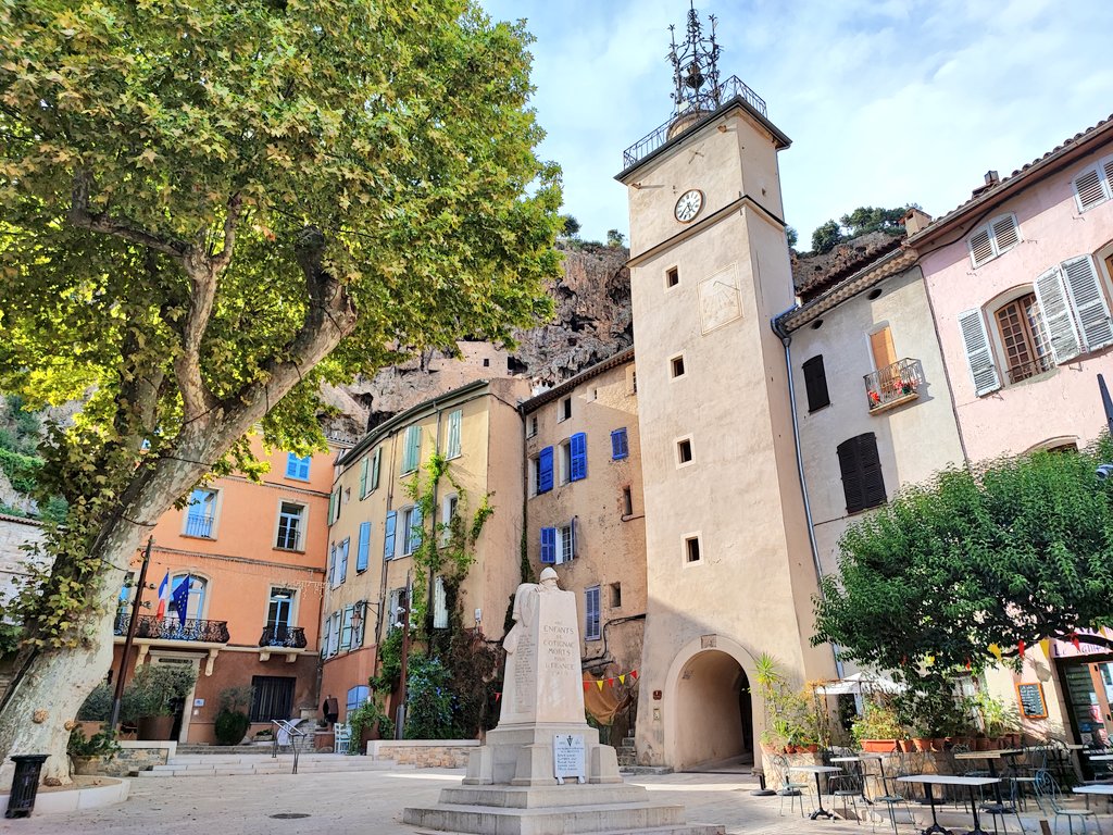 vadrouilleurs's tweet image. #Cotignac : LE magnifique village de caractère de la Provence Verte 👍
Installé au pied d'une falaise avec habitations troglodytes, ce village typiquement provençal nous a littéralement charmés 😍
#BaladeSympa #MagnifiqueFrance #FranceMagique #VisitVar #ProvenceVerteEtVerdon