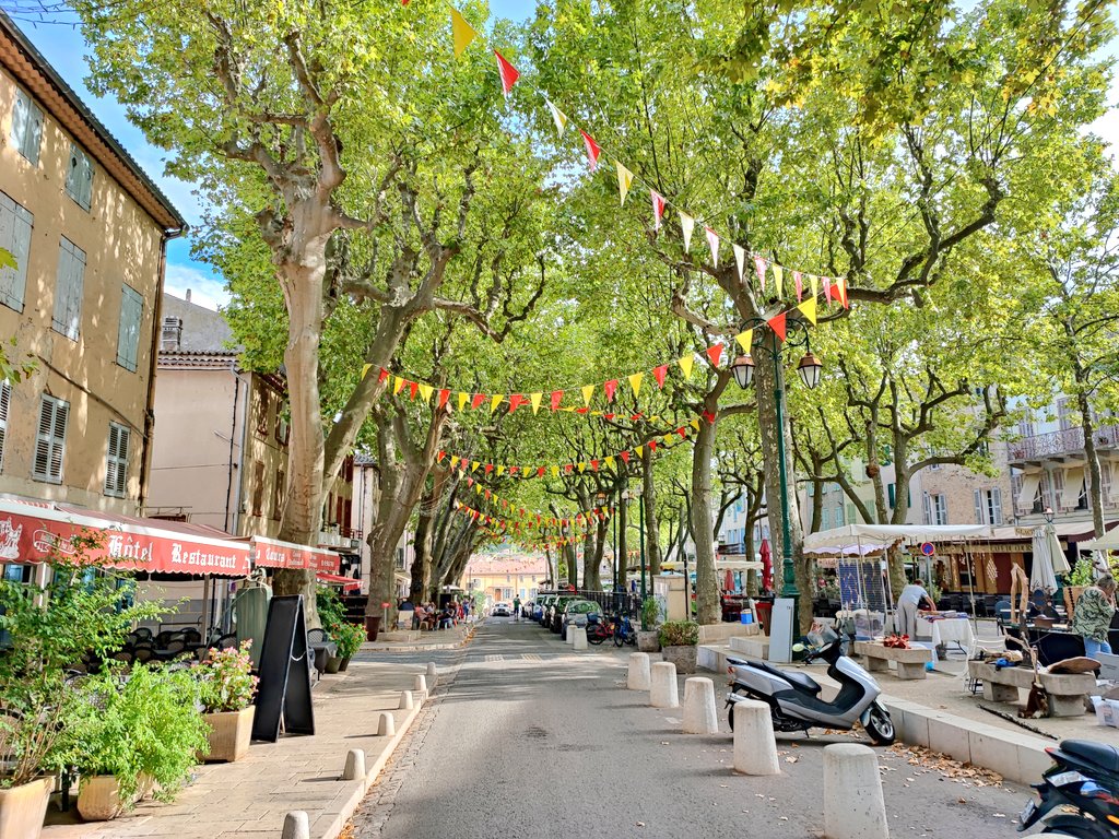 vadrouilleurs's tweet image. #Cotignac : LE magnifique village de caractère de la Provence Verte 👍
Installé au pied d'une falaise avec habitations troglodytes, ce village typiquement provençal nous a littéralement charmés 😍
#BaladeSympa #MagnifiqueFrance #FranceMagique #VisitVar #ProvenceVerteEtVerdon