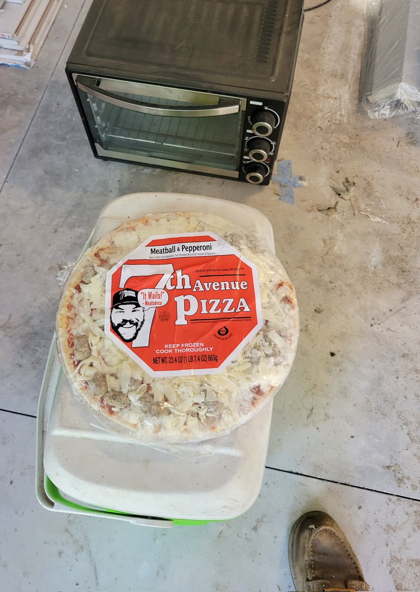 DonuttDave's tweet photo. Some Meatball & Pepperoni from
@7thavenuepizza for lunch.
Toaster oven ... 19 min @ 425° 👌
#lifeofasider #construction #constructionlife #siding
#pizza #7thavenuepizza #7thavepizza #ItWails #Meatball #MeatballPepperoni
#squares https://t.co/qfyUcTPqwK