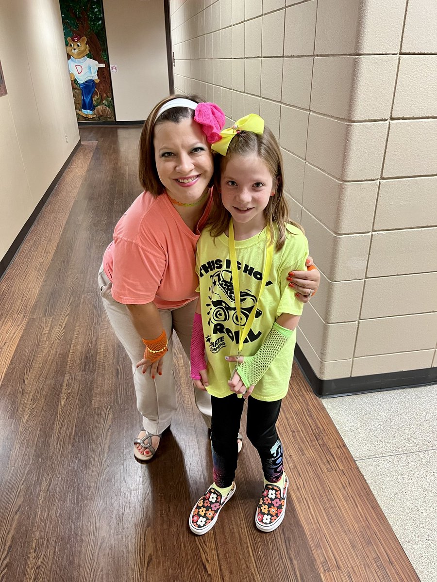 ShannonHeniff's tweet photo. We are highlighting fake information during Digital Citizenship week @TISDDPES !
#deckerstrong #tisd #TeamTomball https://t.co/ew1Uwj0FqW