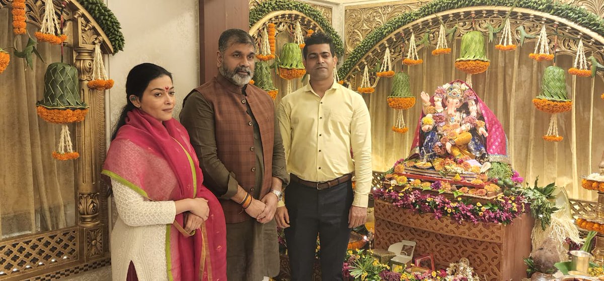 vkrntchavan's tweet photo. विधान परिषद आमदार, शिवसेना उपनेते व प्रवक्ते, भारतीय कामगार सेनेचे सरचिटणीस तथा पुणे जिल्हा संपर्कप्रमुख @AhirsachinAhir जी, @sangeetaahir जी यांच्या घरी श्री गणेशाचे मनोभावे दर्शन घेतले. https://t.co/yRFbHA5aUx