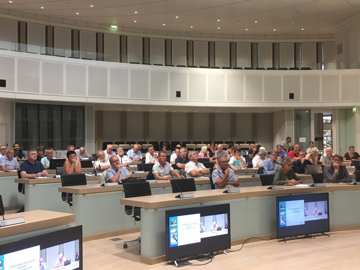 laurent_geneau's tweet photo. M Demolder ,pdt @EAU_BR , réunit ce soir les élus du Bassin Rennais pour faire le point sur la sécheresse 2022. Pleinement mobilisés pour assurer la continuité de l’alimentation en eau et sécuriser les territoires voisins #ecodo #crisesecheresse https://t.co/Zrp7219r05