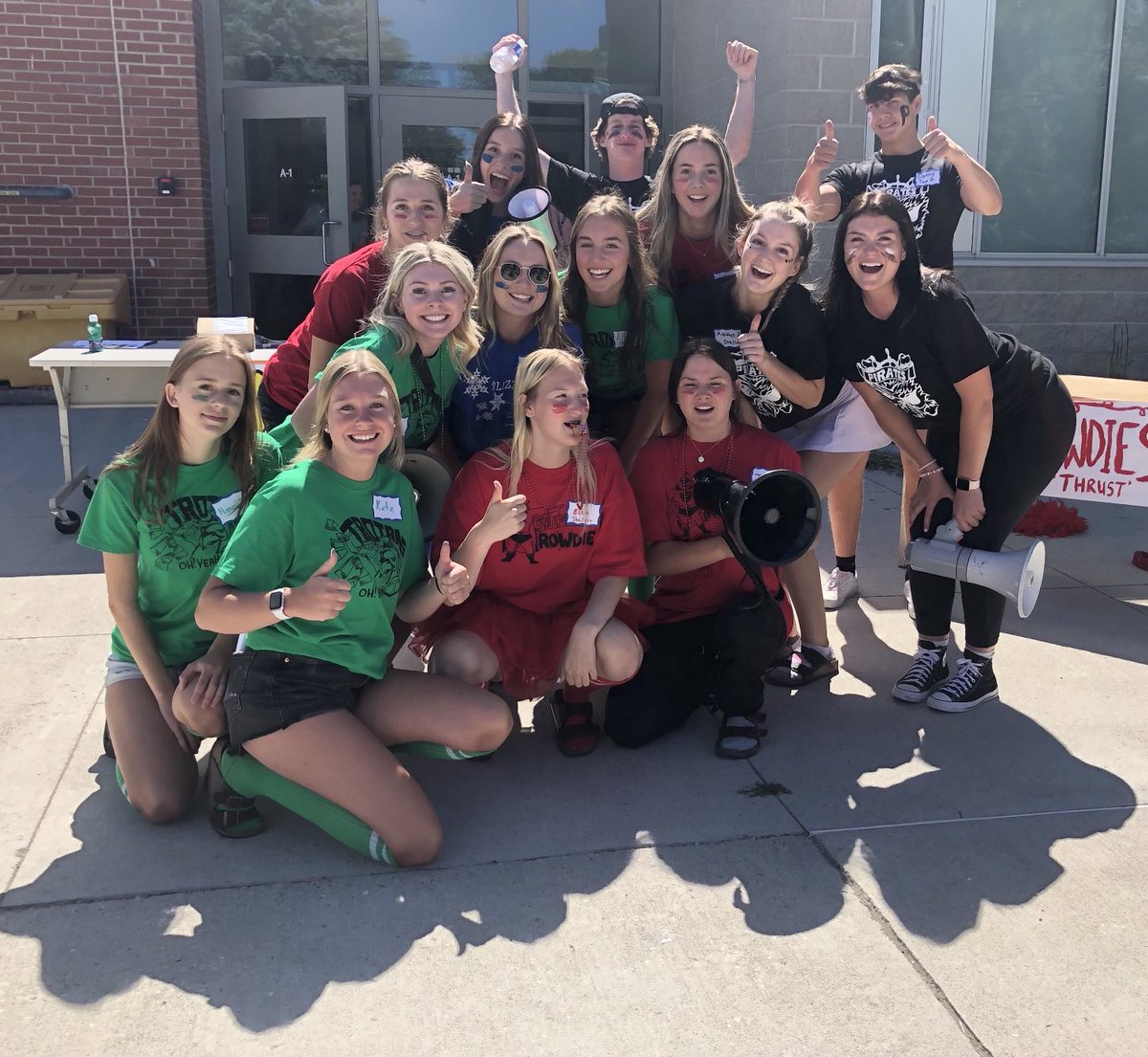 ElmvaleDHS's tweet photo. Amazing student leaders @EDHS welcoming our new Grade 7 and 9 students to high school.  Great way to kick off the school year! https://t.co/zOZZ2AOPrb
