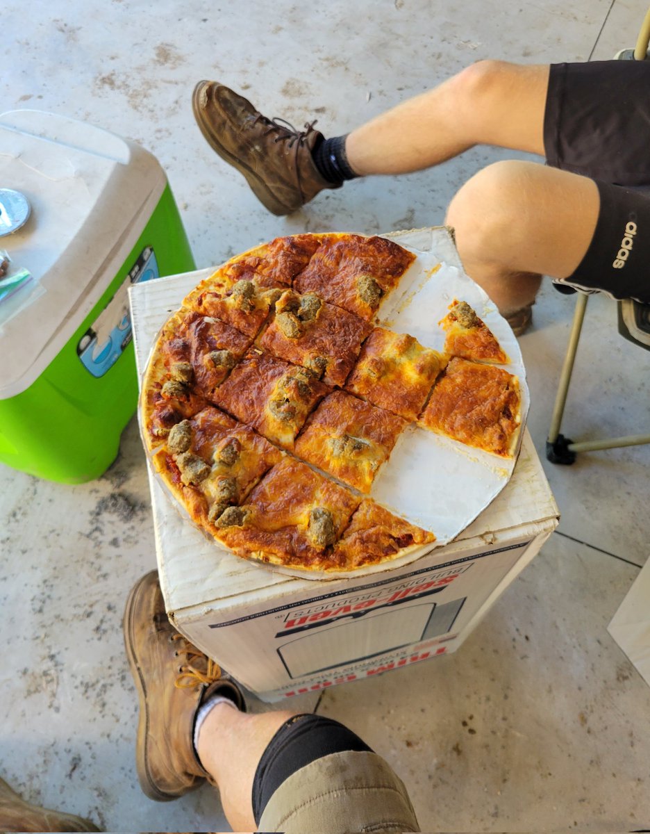 DonuttDave's tweet photo. Some Meatball & Pepperoni from
@7thavenuepizza for lunch.
Toaster oven ... 19 min @ 425° 👌
#lifeofasider #construction #constructionlife #siding
#pizza #7thavenuepizza #7thavepizza #ItWails #Meatball #MeatballPepperoni
#squares https://t.co/qfyUcTPqwK