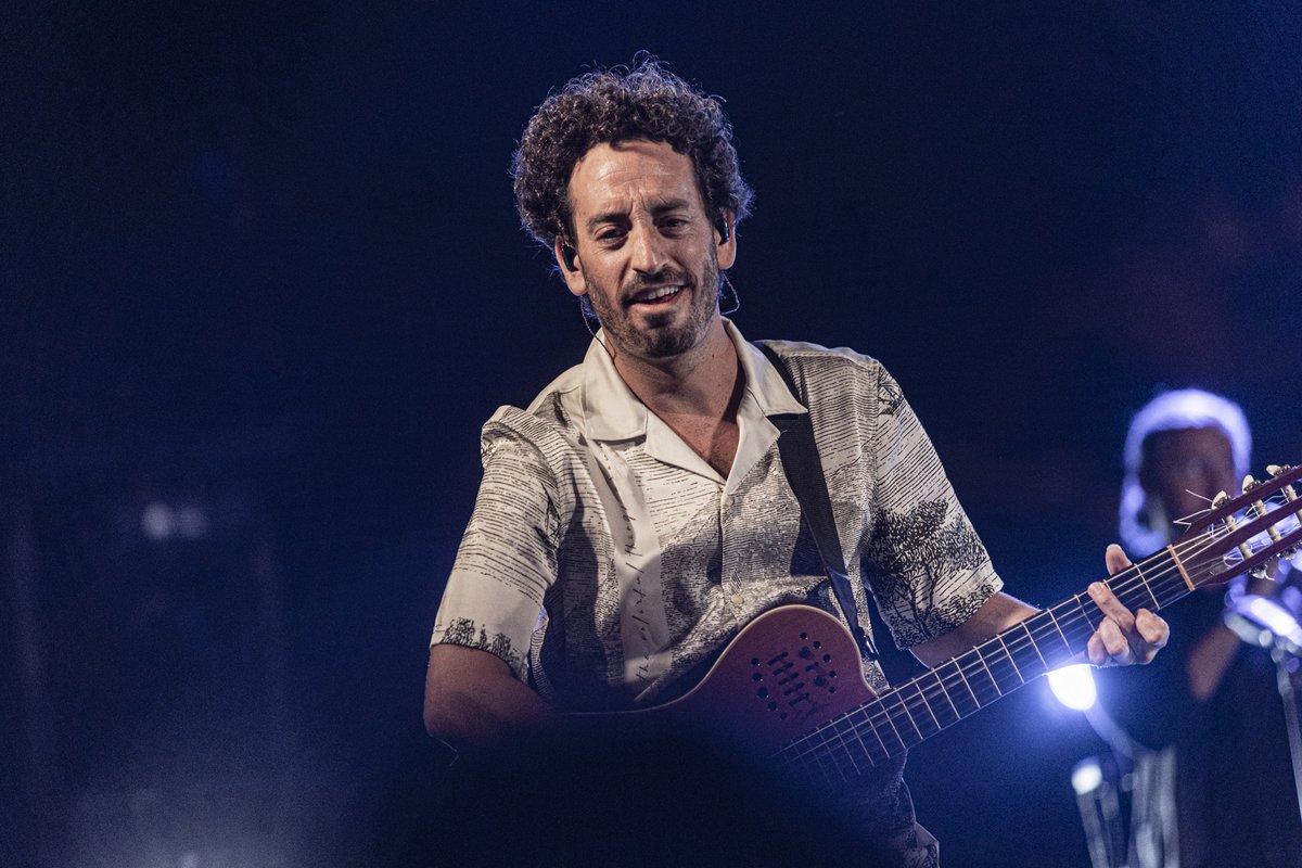 ElSierraFest's tweet photo. Saltando, rodando, haciendo el pino... ¡Cantando!
Nos gusta @miguelcampello_  y nos gusta hasta metío dentro de un botijo.

Los serreños lo adoran, y mejor prueba que lo que vivimos el sábado de festival no existe. https://t.co/NZd4wvMvwK