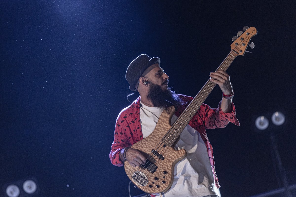 ElSierraFest's tweet photo. Saltando, rodando, haciendo el pino... ¡Cantando!
Nos gusta @miguelcampello_  y nos gusta hasta metío dentro de un botijo.

Los serreños lo adoran, y mejor prueba que lo que vivimos el sábado de festival no existe. https://t.co/NZd4wvMvwK