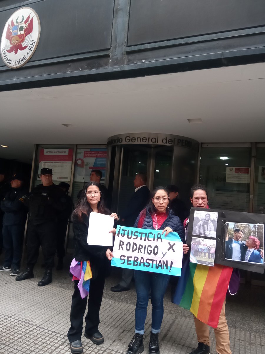 LaErnes's tweet photo. #Ahora #ConsuladodePeru #CABA 
#justiciapararodrigo #justiciaporRodrigoySebastian Las vidas trans importan https://t.co/ilK3S4gyKV