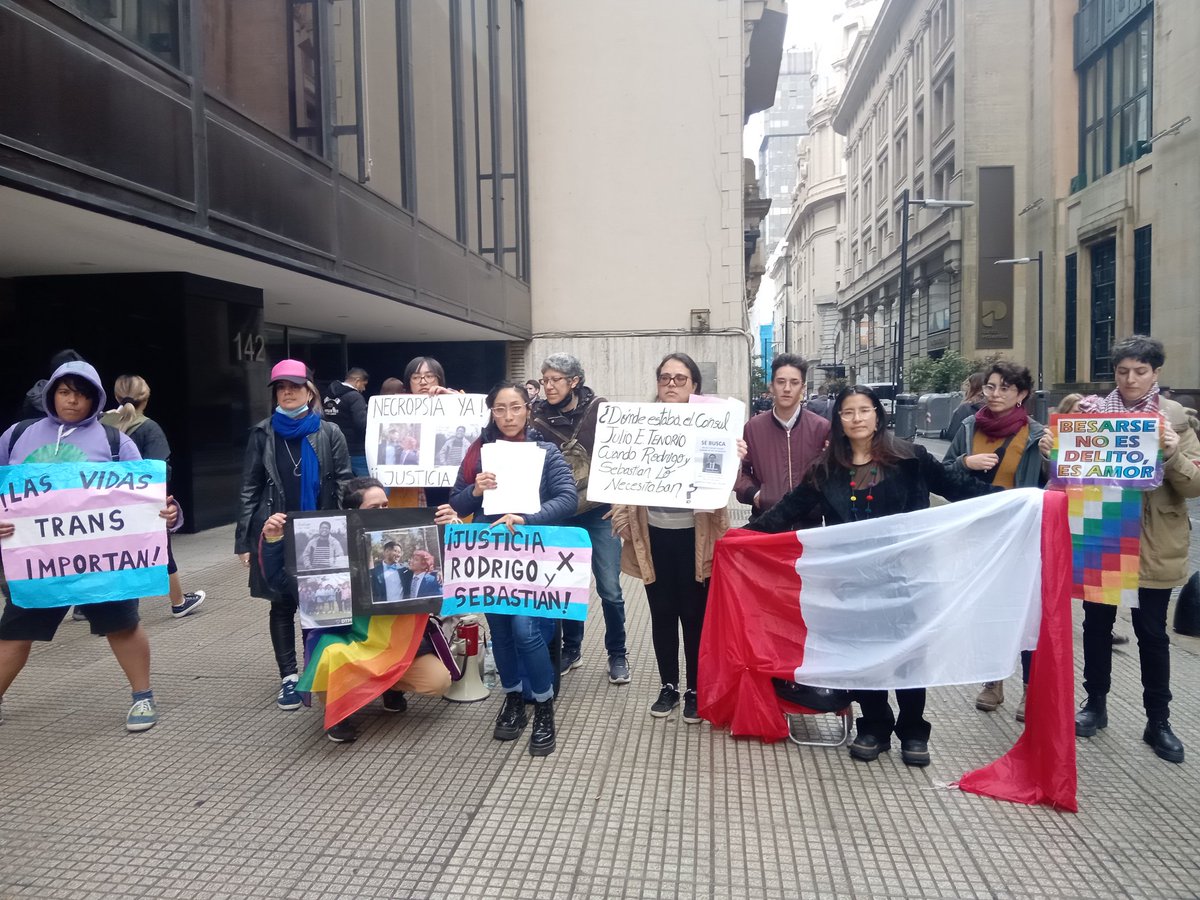 LaErnes's tweet photo. #Ahora #ConsuladodePeru #CABA 
#justiciapararodrigo #justiciaporRodrigoySebastian Las vidas trans importan https://t.co/ilK3S4gyKV