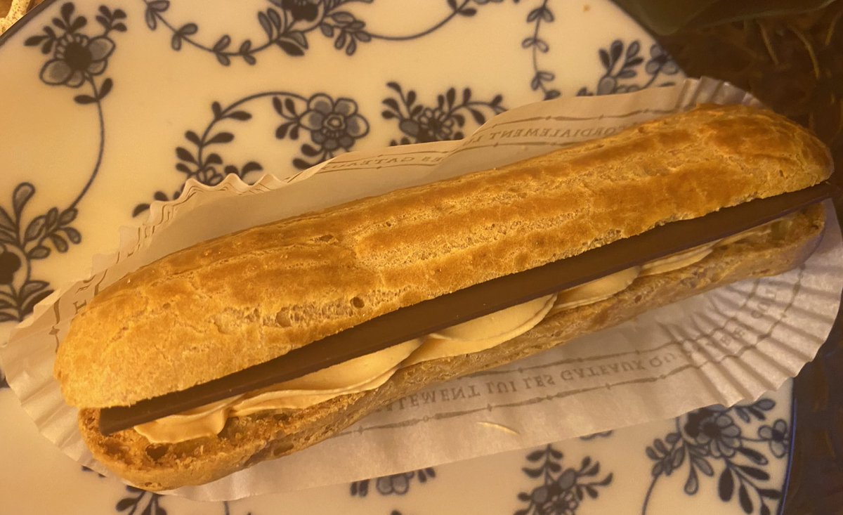CoffeeShopRetro's tweet photo. 【#ANNER 】
コンビニスイーツは
健闘してるが大衆に
合わせた味になる。
複雑な美味しさは
専門店に限る。
いつも夕方には
ケーキ完売な中
贔屓の
#エクレア が買えた。
さくさくシュー生地に
#板チョコ が大胆に挟まれ
クリームが
ほろ苦い #カラメルクリーム。
至福の味
#ケーキ #éclair https://t.co/0ZAl3ks5VG