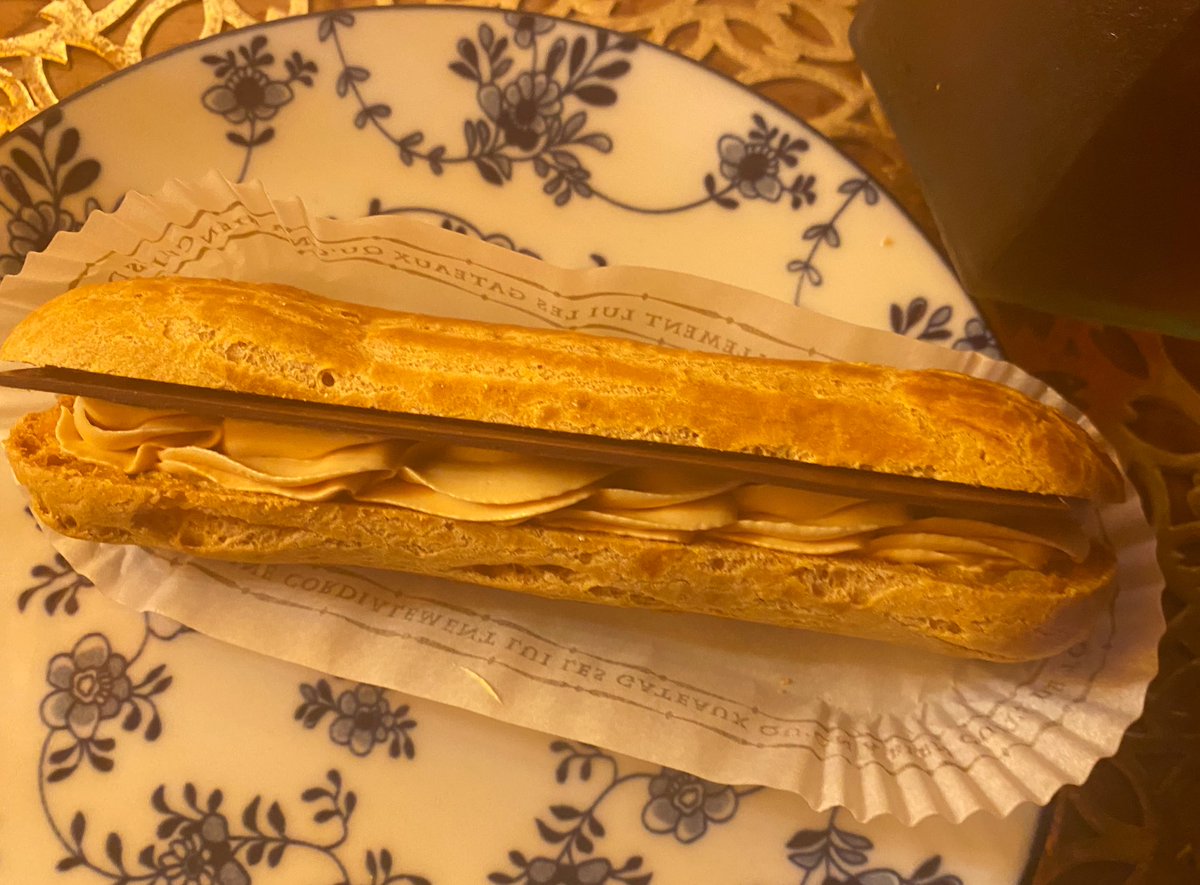 CoffeeShopRetro's tweet photo. 【#ANNER 】
コンビニスイーツは
健闘してるが大衆に
合わせた味になる。
複雑な美味しさは
専門店に限る。
いつも夕方には
ケーキ完売な中
贔屓の
#エクレア が買えた。
さくさくシュー生地に
#板チョコ が大胆に挟まれ
クリームが
ほろ苦い #カラメルクリーム。
至福の味
#ケーキ #éclair https://t.co/0ZAl3ks5VG