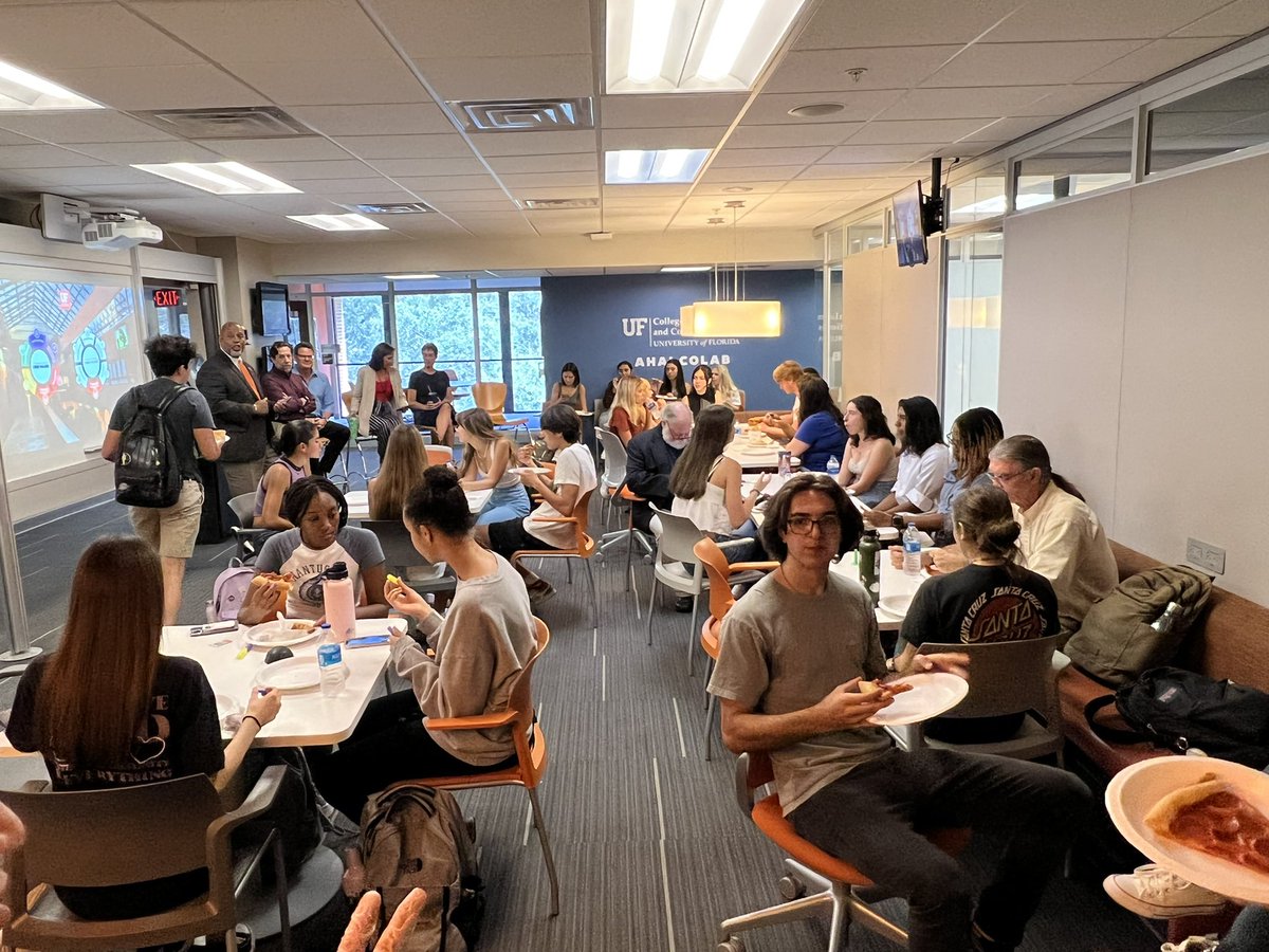 UFJSchool's tweet photo. A great crowd here to celebrate the first amendment and civil discourse at our #FirstOnTheFirst event, part of @UF’s Core Values Week. #CommuniGators https://t.co/BUIpfyn6Wy