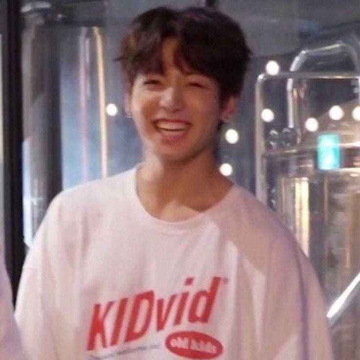 yine biraz gec oldu ama iyi ki doğdun iyi ki varsın 💞 Yeni yaşın sana sadece iyi ve güzel şeyler getirsin. Birlikte nice senelere çok seviliyorsun  #jungkookbirthday