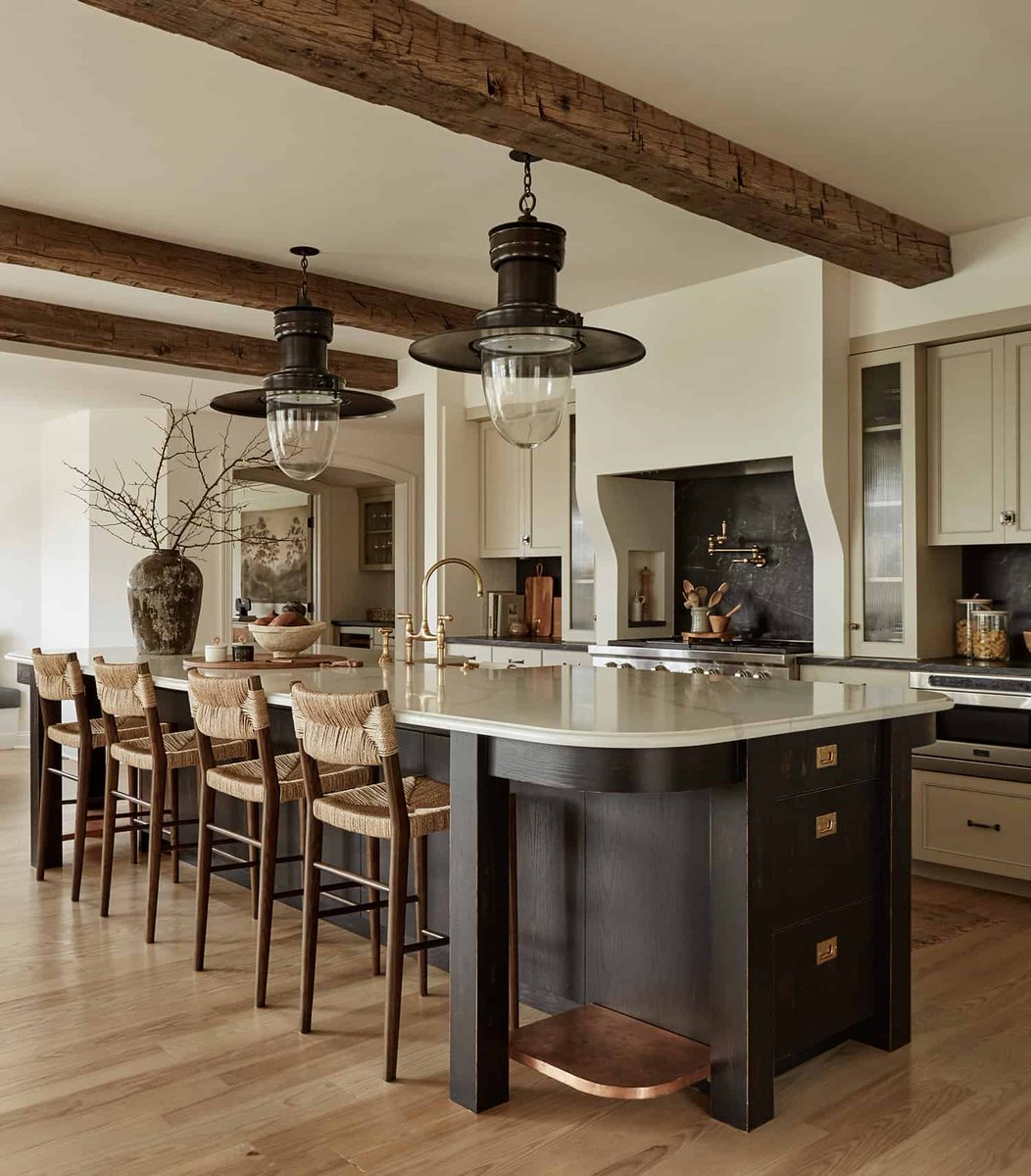OneKindesign's tweet photo. This Connecticut home in a forested setting gets a charming update https://t.co/sqYdv20NvZ https://t.co/f2z7o2golR